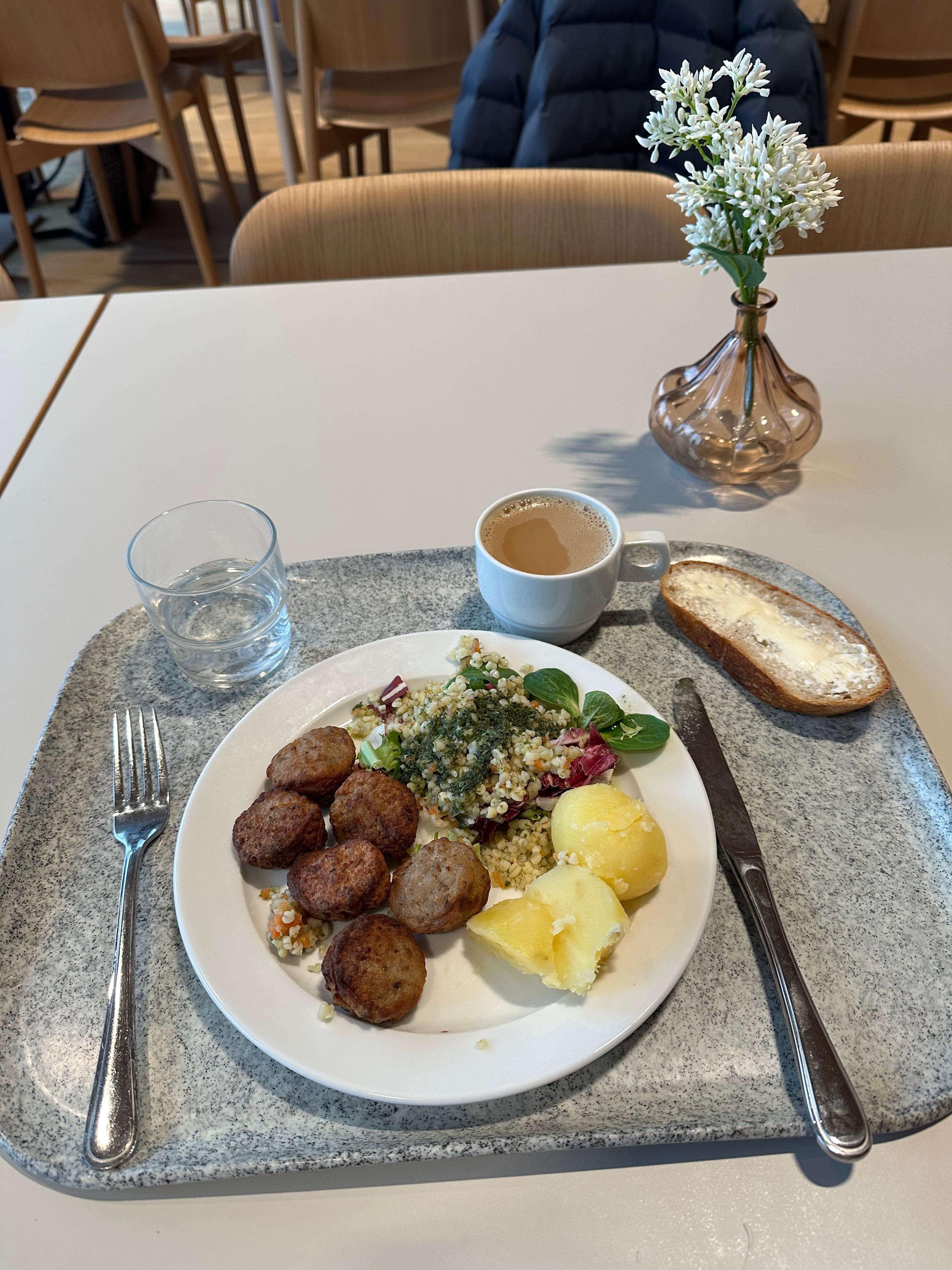 Healthy lunch options at university cafeterias